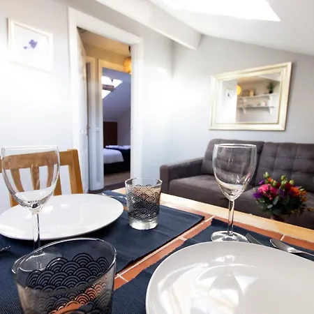 Apartment Warm Cosy Mansard In Vibrant District