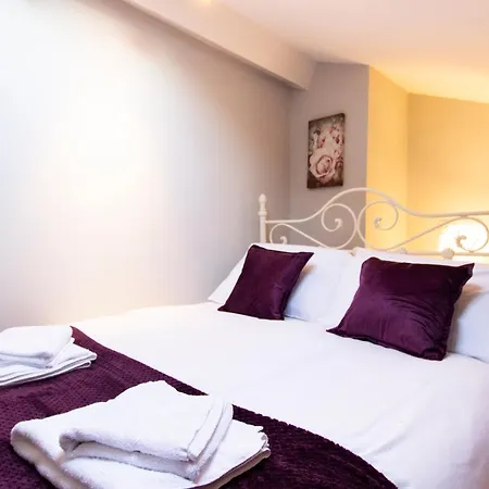 Warm Cosy Mansard In Vibrant District